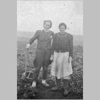 077-0002 Gertrud Jodeit, geb. Sahm mit ihrer Freundin Martha Kalwies bei der Kartoffelernte.jpg